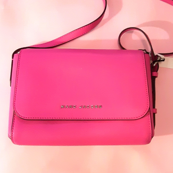 Marc Jacobs Handbags - NWT Marc Jacobs Vivid Pink Crossbody 💗 Handbag